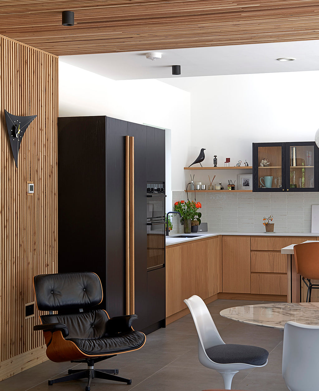 The timeless charm of black and oak